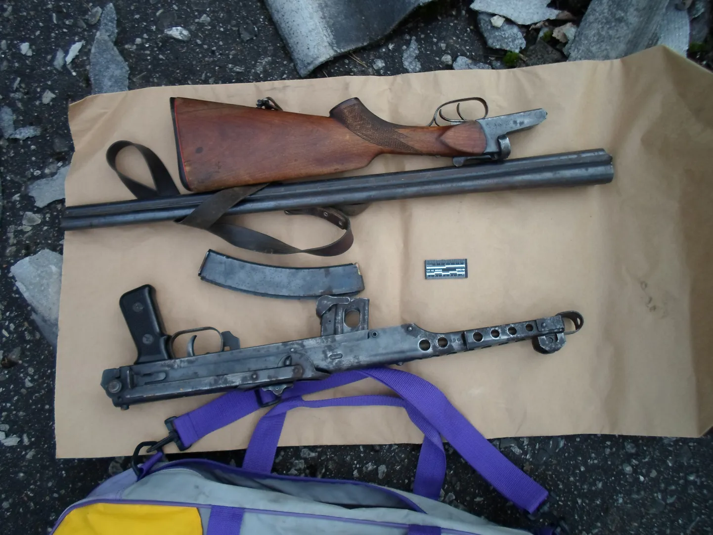 Sileraudne püss IŽ-58 (üleval) ja püstolkuulipilduja PPŠ.
