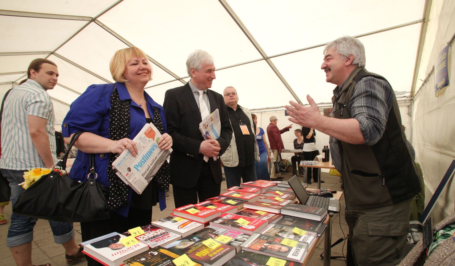 Kirjandusfestivali Prima Vista venekeelse programmi koordinaator Olga Einasto viis Leonid Mletšini (heleda lipsuga) 9. mail 2013 festivali raamatulaadale. Raamatukaupmees Igor Rosenfeld (paremal) oli oma letile välja pannud mitmeid Mletšini teoseid.