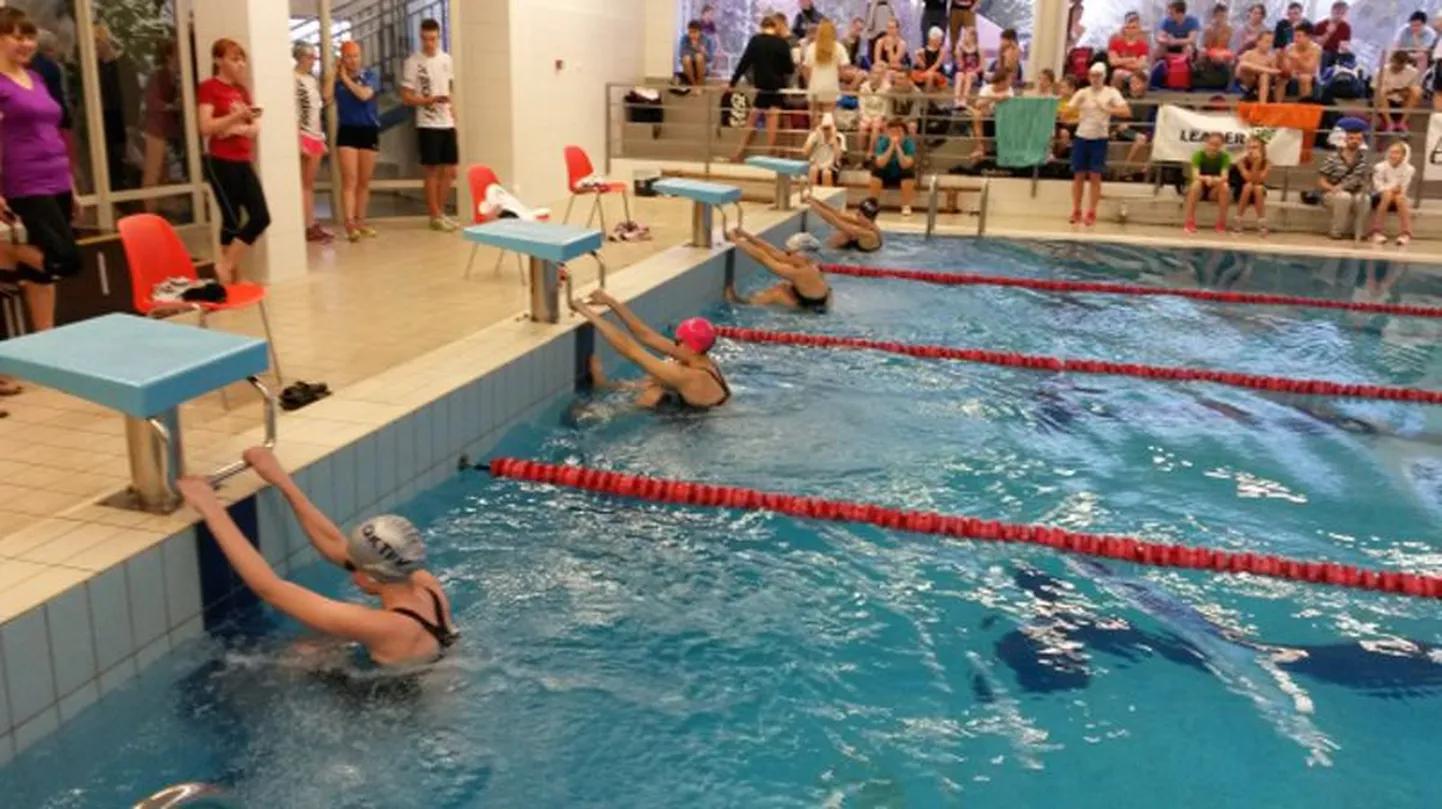 Eesti koolispordiliidu ujumisvõistlused Loksal.