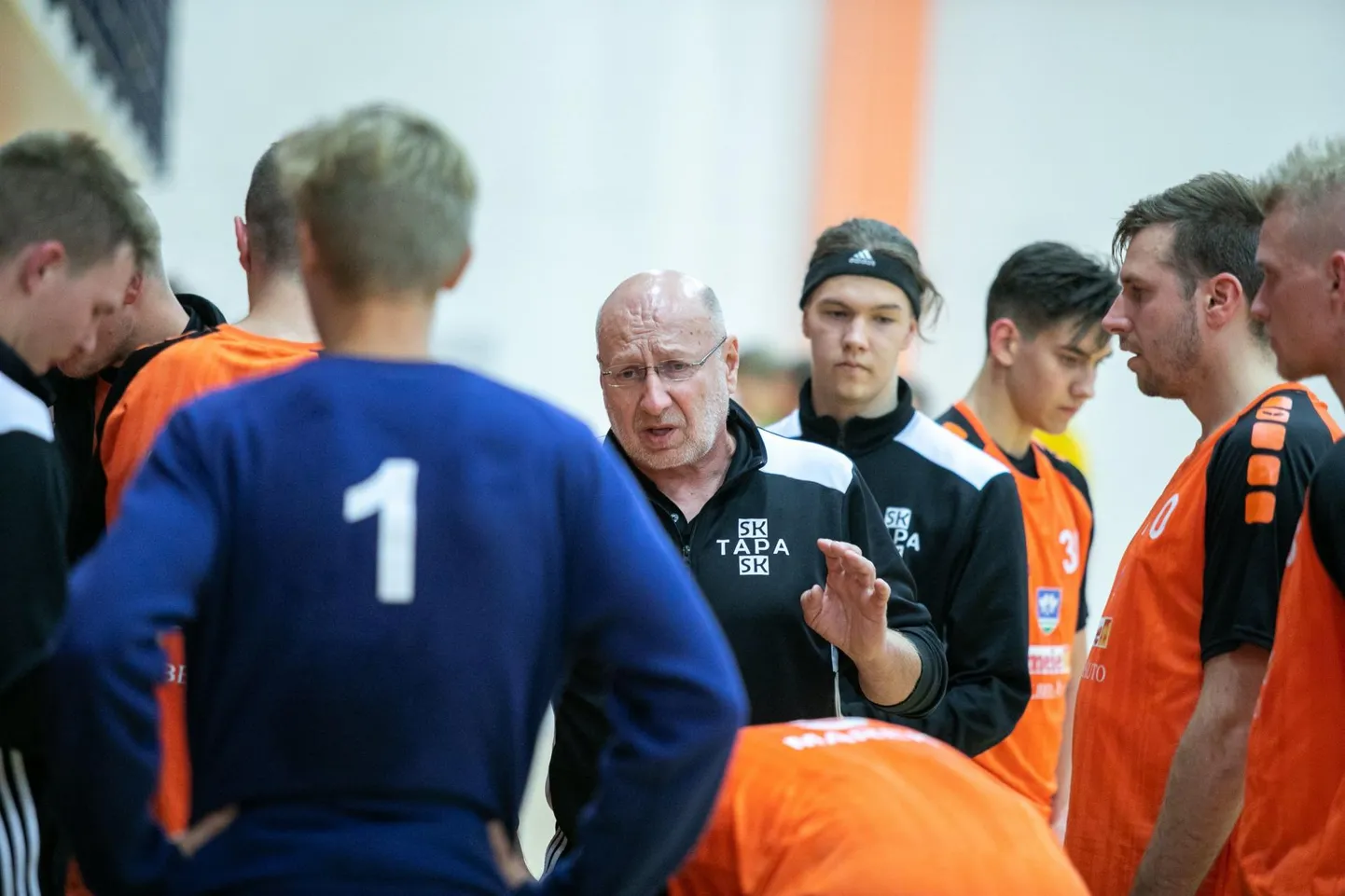 Spordiklubi Tapa peatreener Elmu Koppelmann (keskel) lubas, et kolmapäeval minnakse Põlva Servitile lahingut andma.