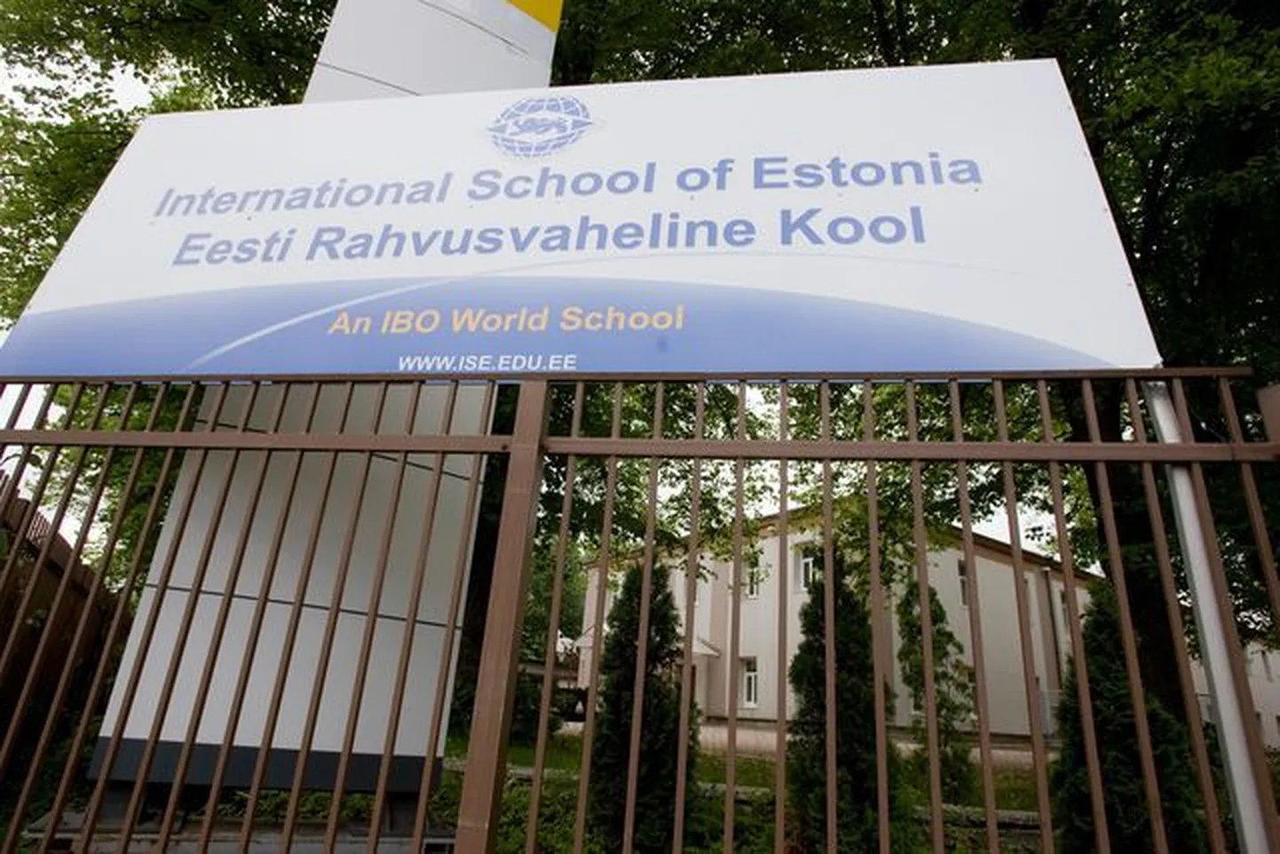 Здесь гимназистов учат не на эстонском, но почему-то это не идет вразрез с Конституцией