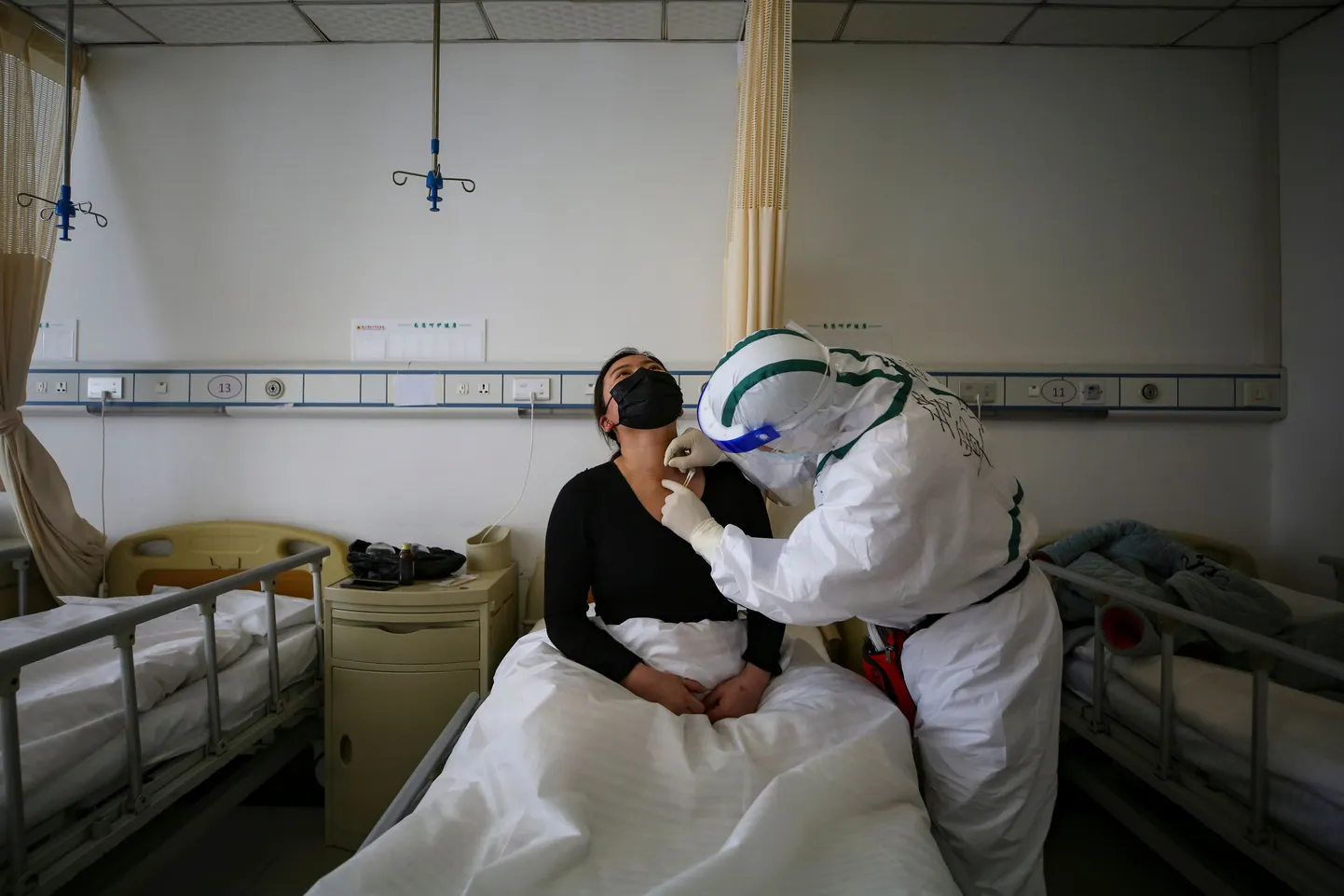 Wuhani haigla arst haiget kontrollimas.