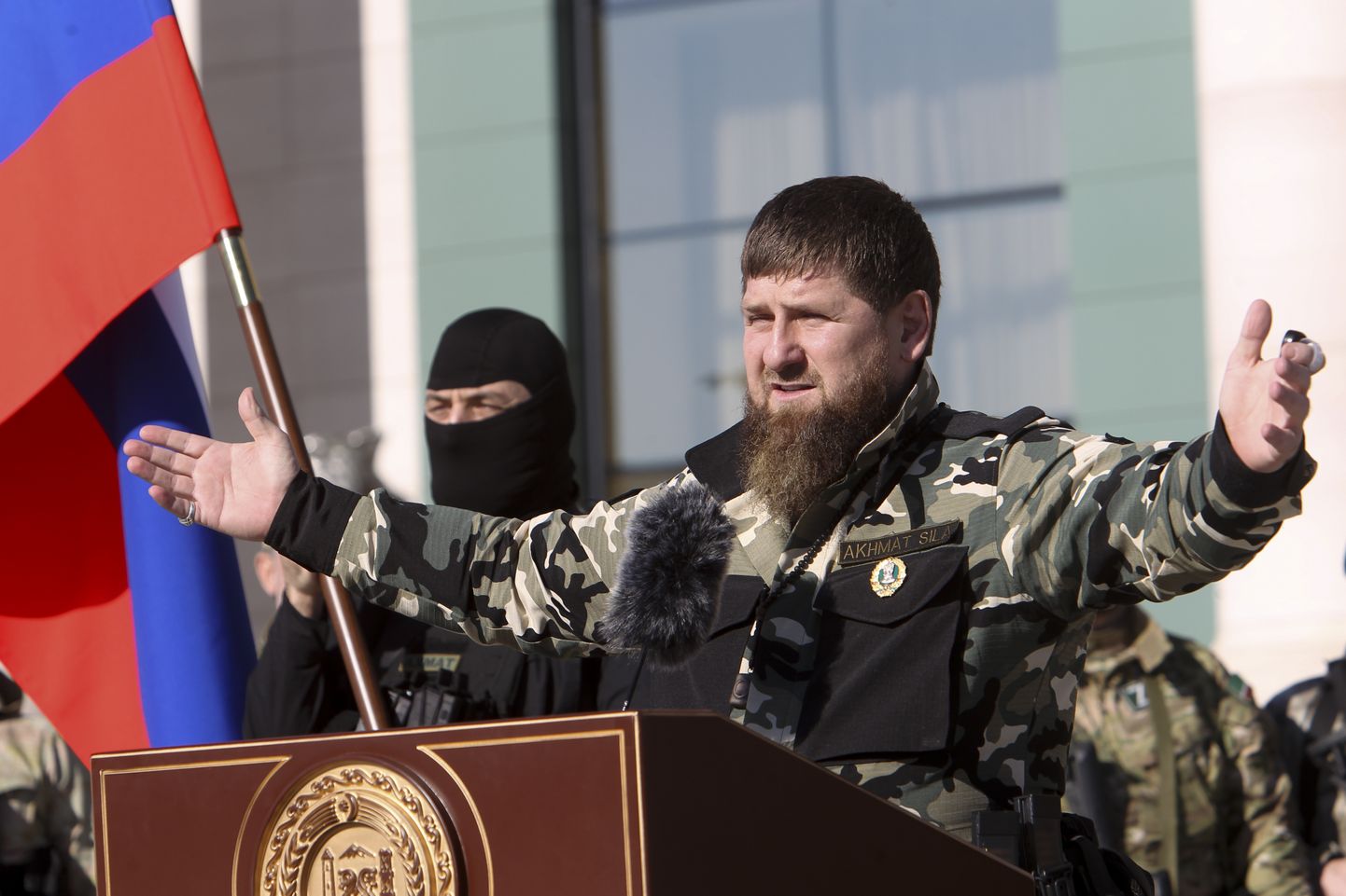 Рамзан Кадыров демонстрирует свое радушие перед несколькими тысячами военнослужащих силовых структур Чечни, Грозный, Россия, 29 марта 2022 года.