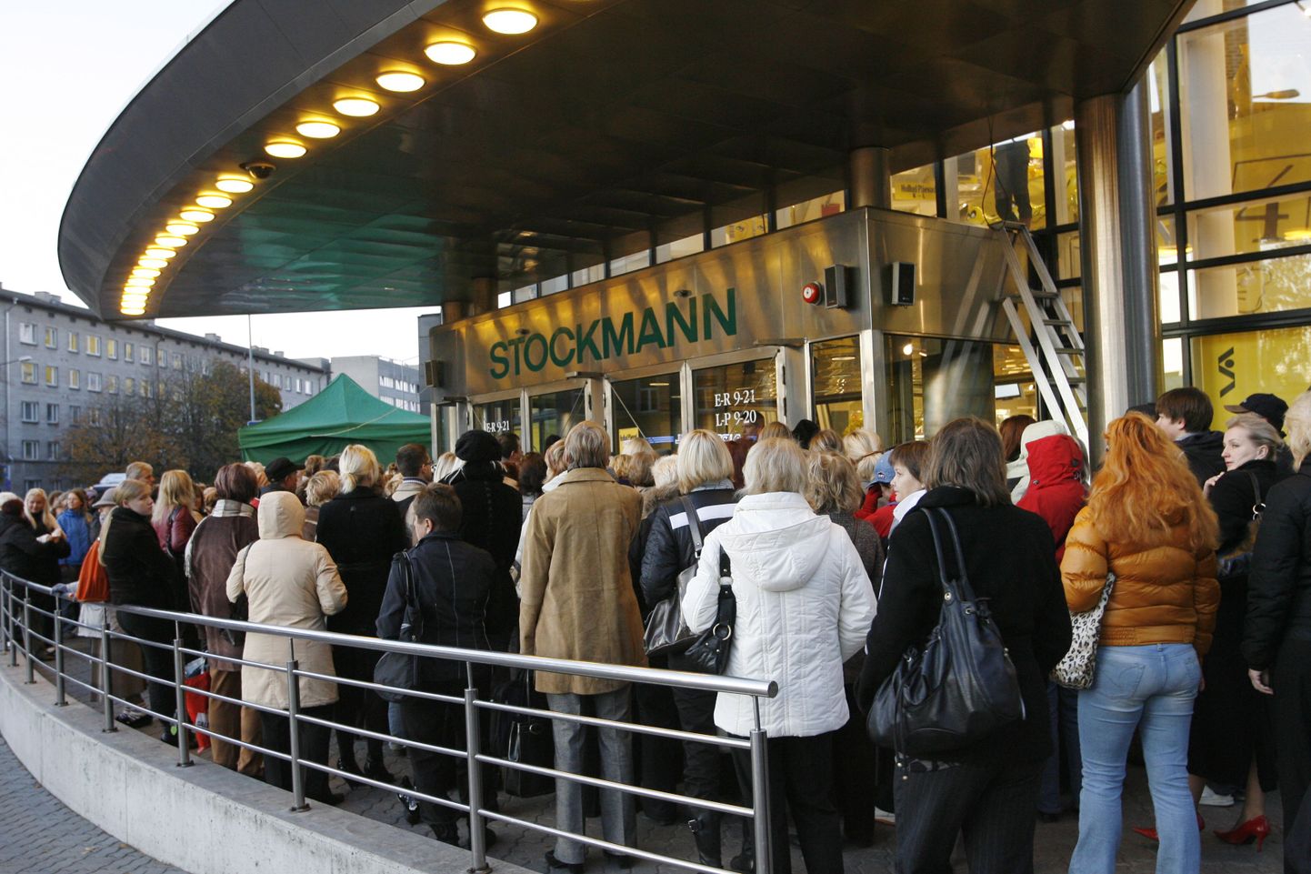Pankurid soovitavad ostuhullust piirata. Pildil hullud päevad Stockmannis.