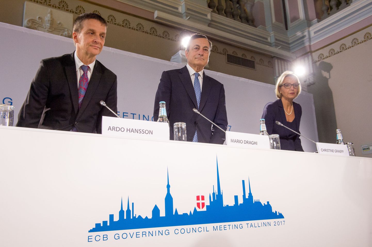 Mario Draghi (keskel) ja Ardo Hansson (vasakul) Tallinnas juuni aluguses toimunud EKP nõukogu järgsel pressikonverentsil.