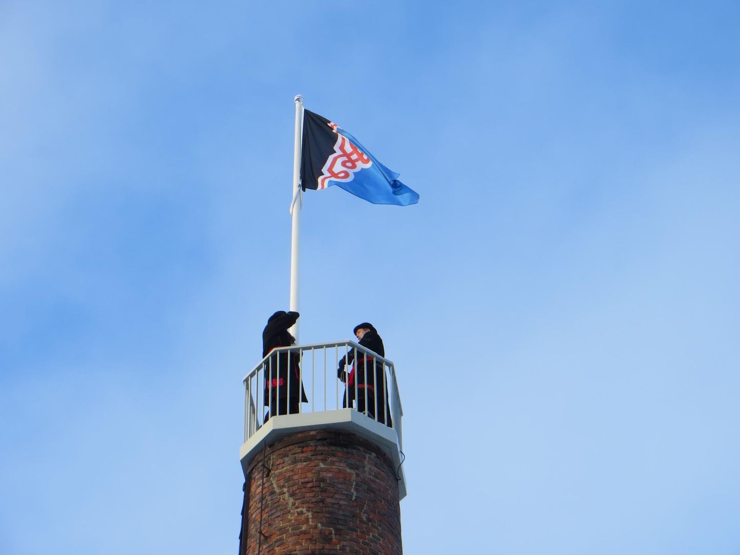 Mulgi lipp tõmmates piduliguld Mustla pääl Mulgi Majaka otsan masti 12. oktoobrel päevätõusu aal kell 7.43.