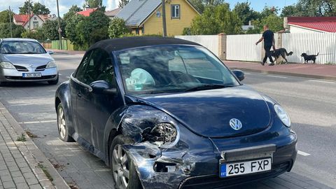 Väike-Maarjas põrkasid kokku jalgratturid, Rakveres Volkswagenid