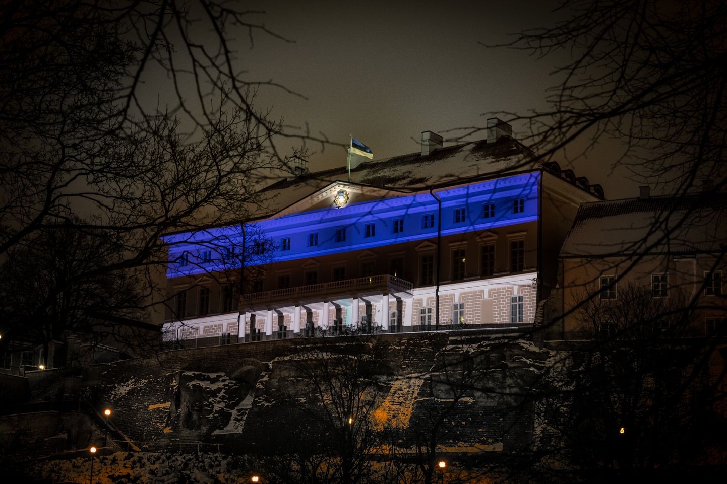Stenbocki maja Tallinnas sai EV100 juubelinädalaks sinimustvalge fassaadi