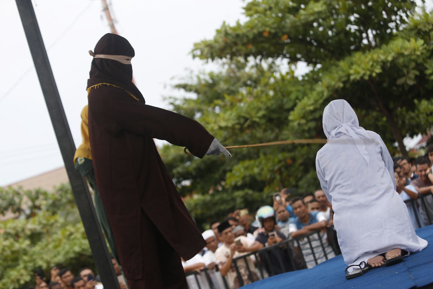Naise karistamine kepihoopidega Indoneesia Acehi piirkonnas.
