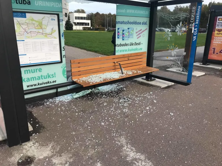 Pärnus Haigla peatuses lõhuti bussiootekoja tagapaneel.