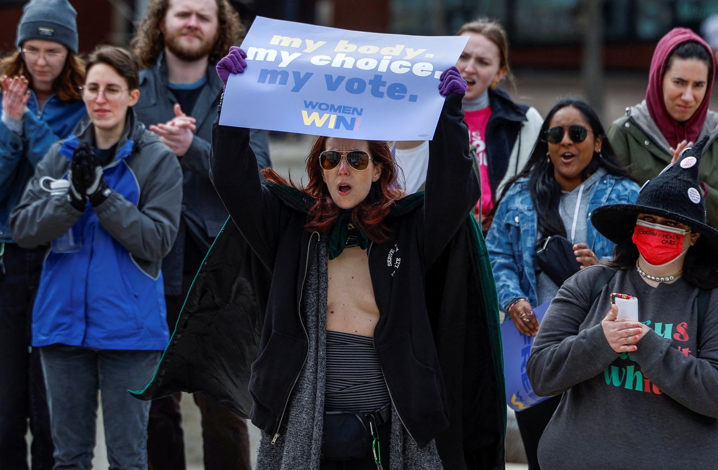 Aborditegemise õigust toetav meeleavaldaja Wisconsini osariigis 2. aprillil, käes plakat, mis ütleb: "Minu keha, minu valik, minu hääl!". Pilt on illustreeriv.
