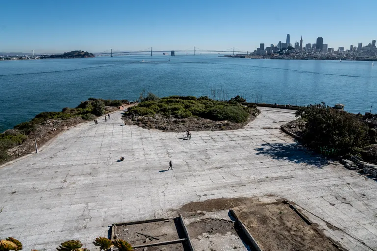 Vaade Alcatrazi vangla eest üle paraadväljaku taamal San Franciscole.