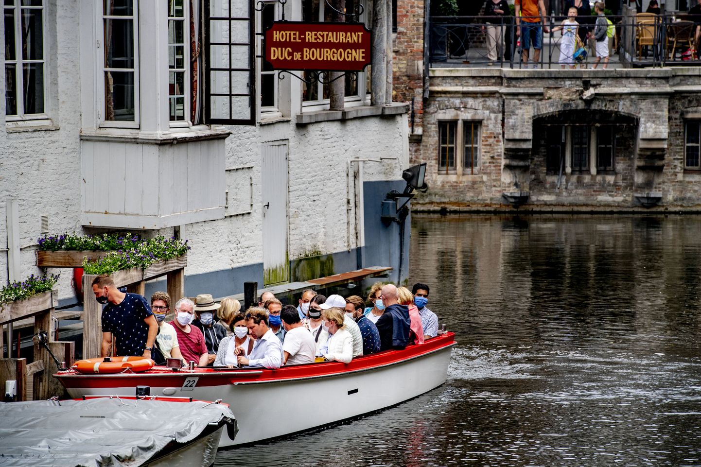 Kaitsemaskides turistid Belgias Brugges.