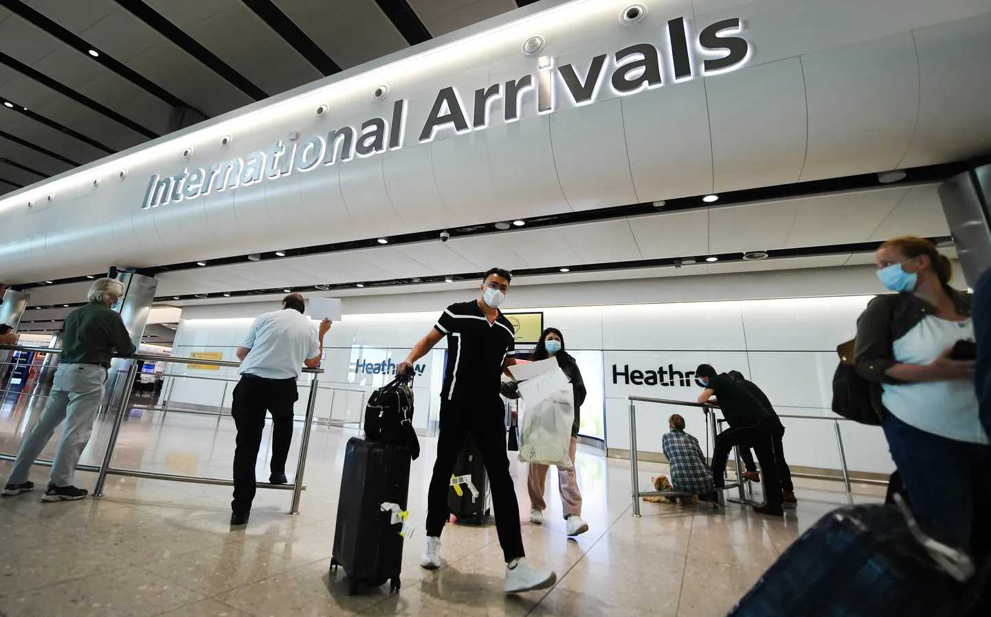 Reisijad saabumas juuli lõpus Heathrow lennujaama Londonis pärast piirangute taaskehtestamist mitmete turismipiirkondadega, teiste hulgas Hispaaniaga.