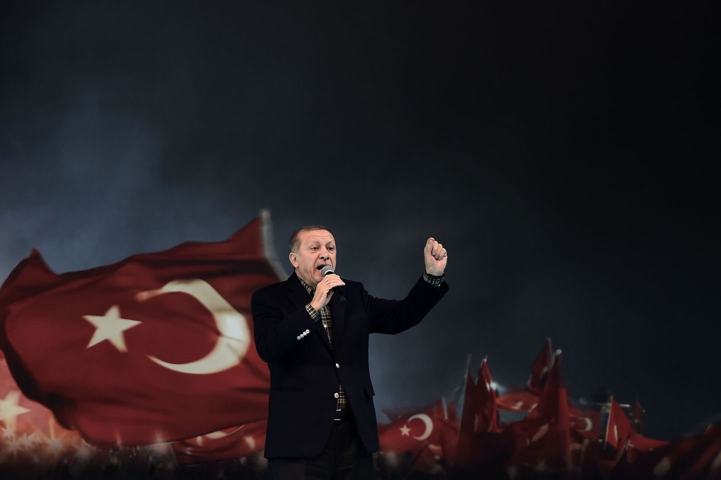 Türgi president Recep Tayyip Erdoğan selle kuu alguses Istanbulis miitingul kõnet pidamas.