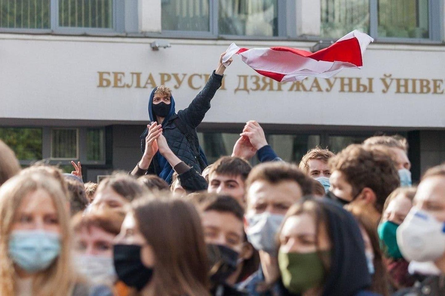 Demokraatiameelsed tudengid ülikooli ees protestimas. 