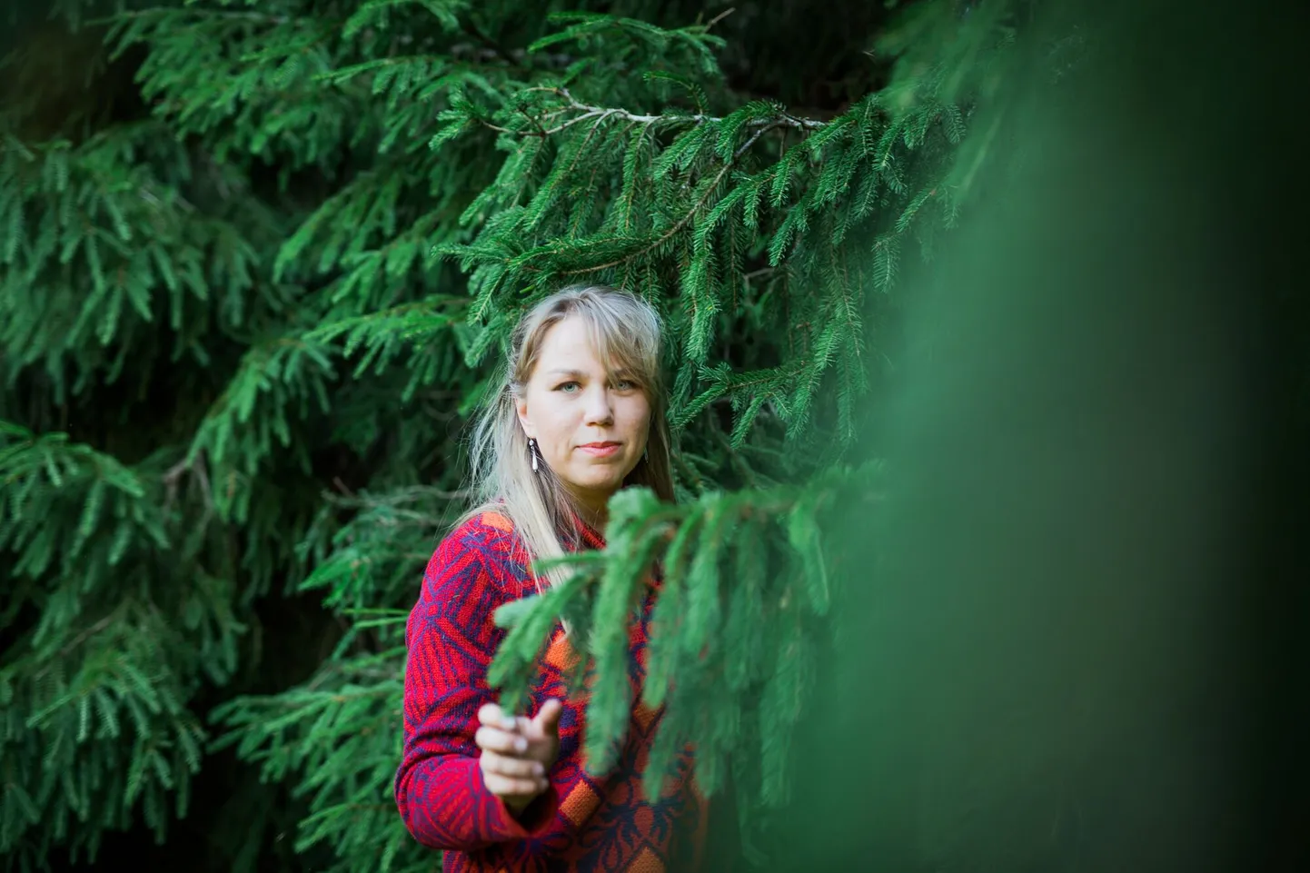 Mari Kalkun (31) kuusikus. Metsas. Ilmalaanes. Ilmamõtsan.