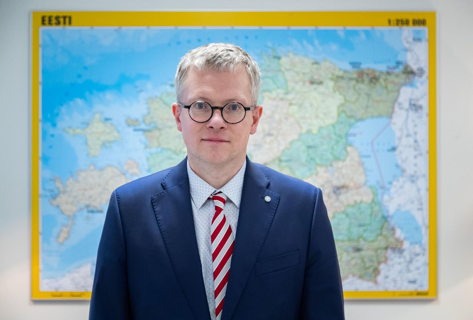 Eesti kaardi ees seisev riigihalduse minister Janek Mäggi leiab, et igasse maakonnakeskusse tuleks viia vähemalt üks oluline ja suur riigiasutus.