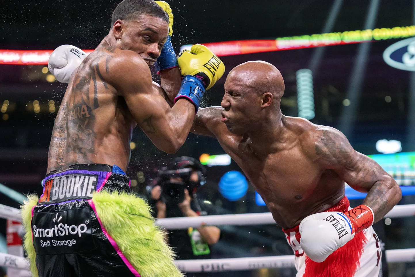 Yordenis Ugas (paremal) ja Errol Spence.