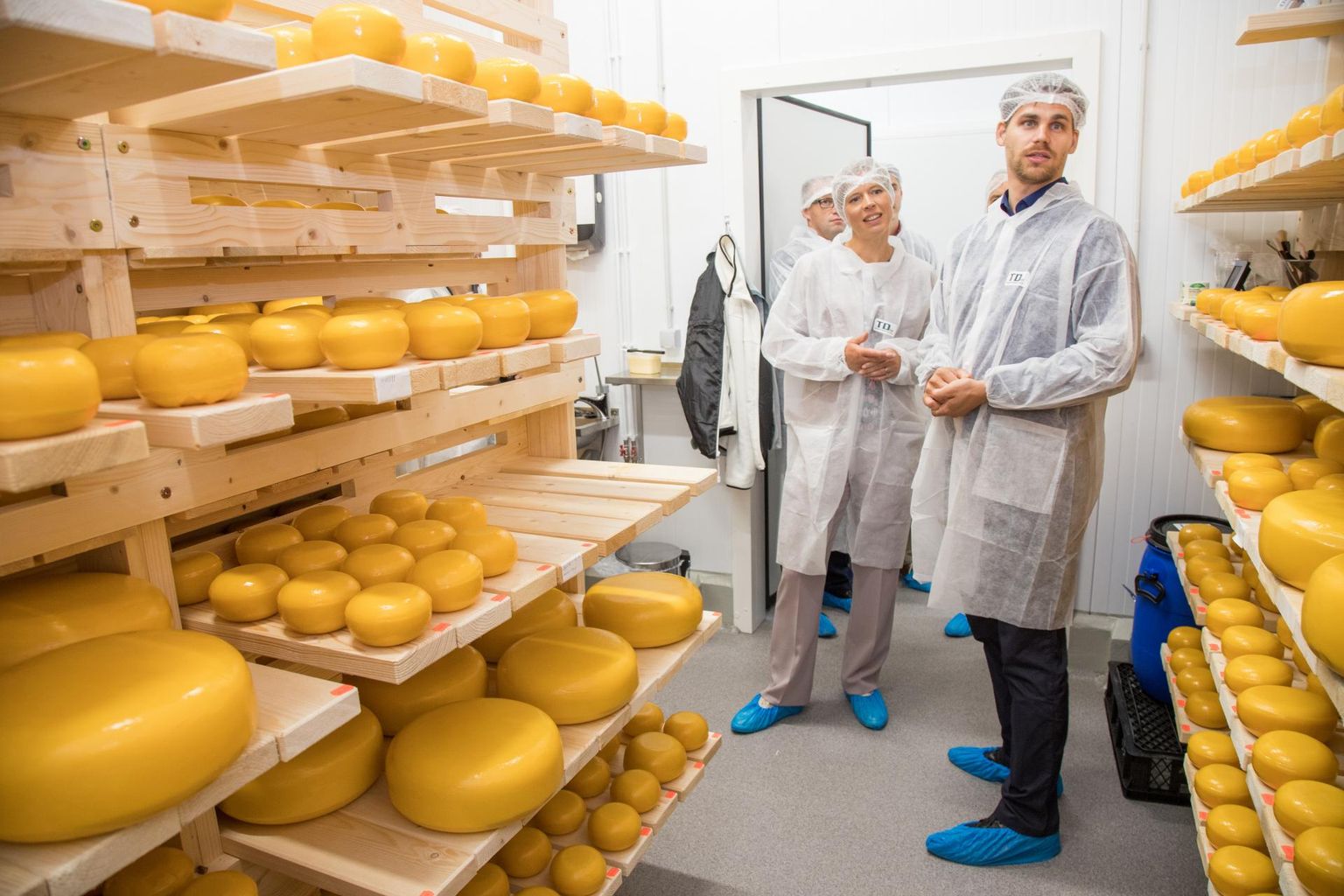 President Kersti Kaljulaid soovitas Pajumäe talu peremehel Viljar Veidenbergil sihtida juustutootmise arendamiseks välisturgusid.