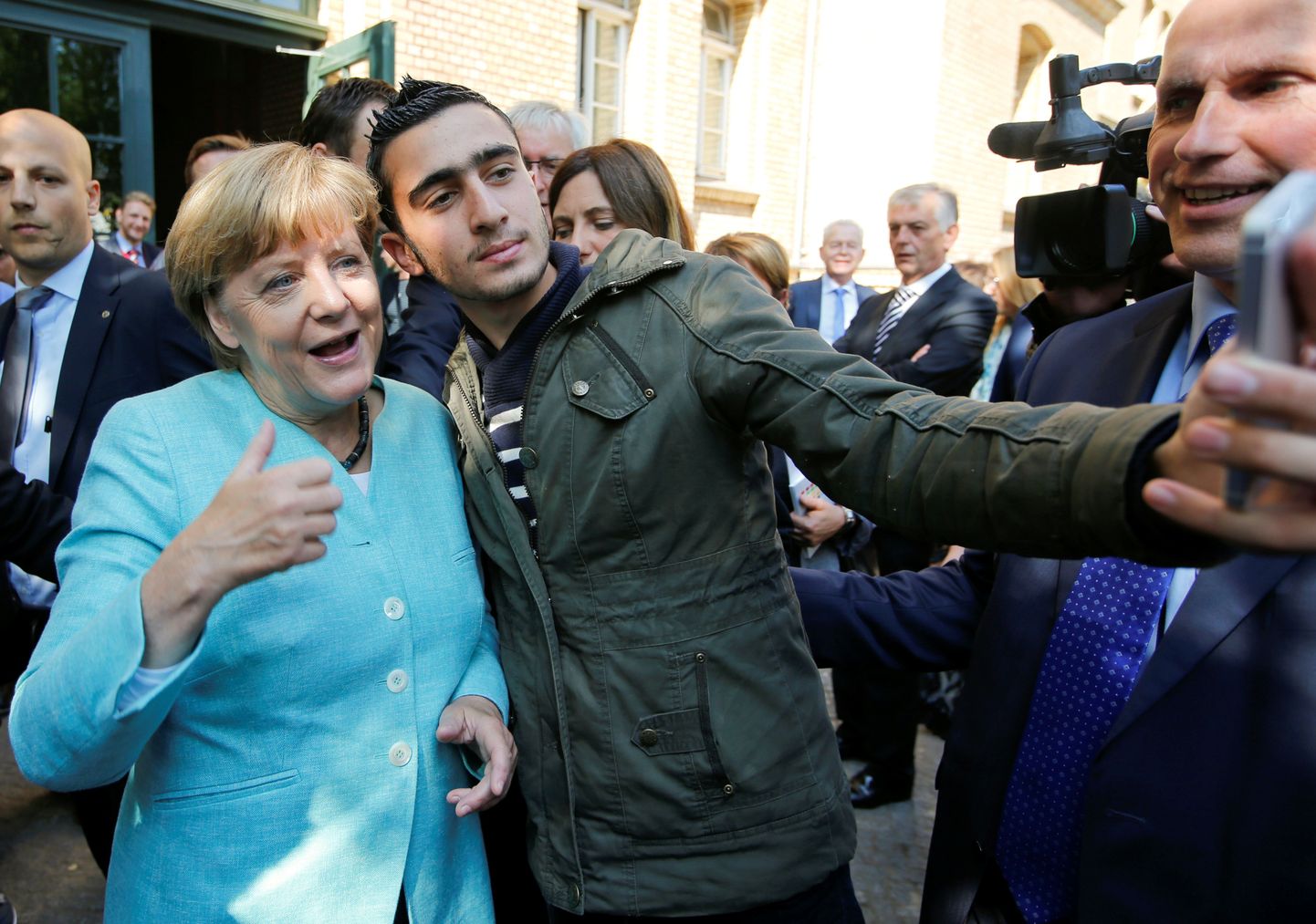 Saksamaa kantsler Angela Merkel põgenikuga Süüriast.