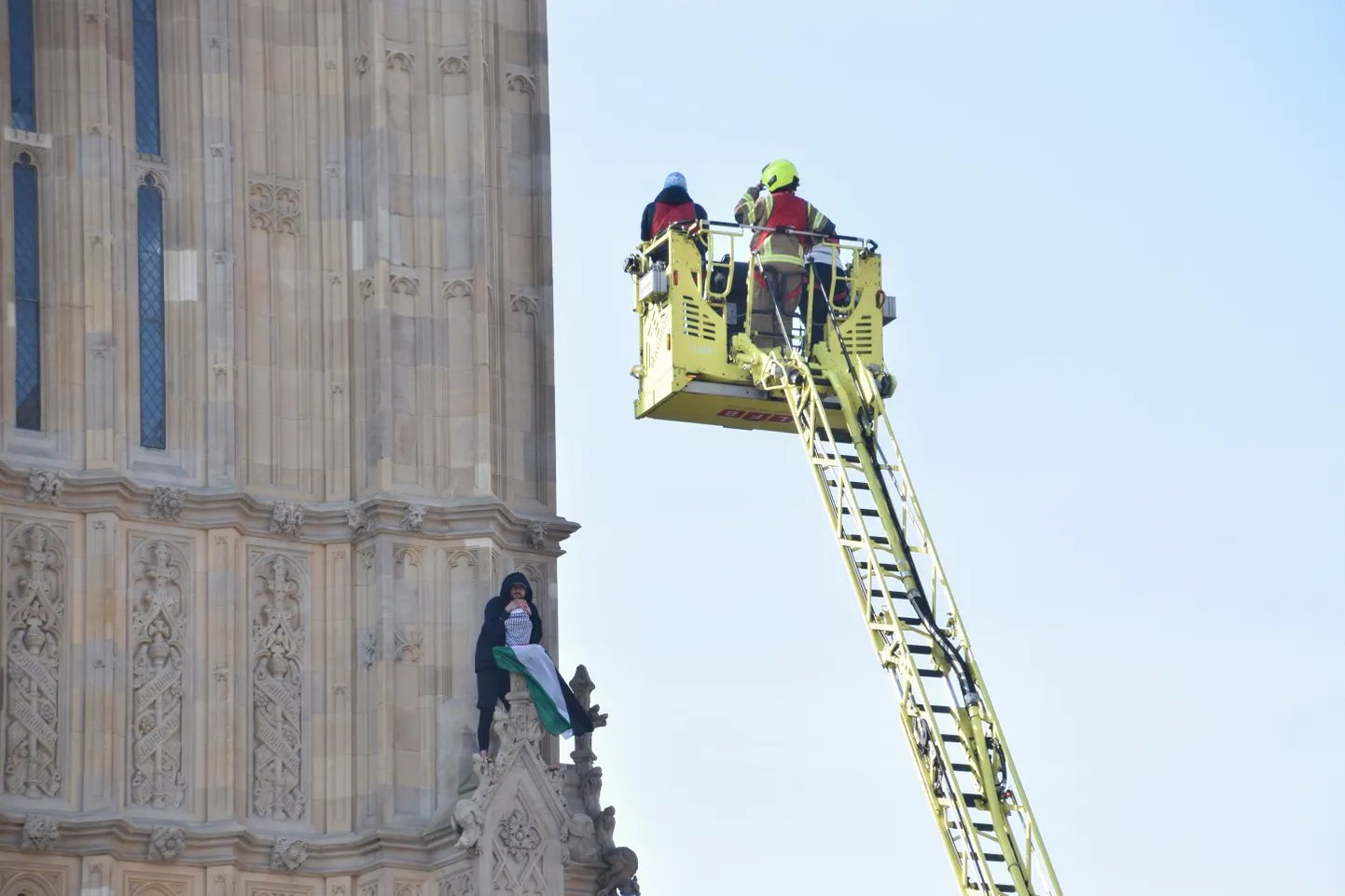 Politsei ja päästetöötaja räägivad mehega, kes rongis Londonis Big Beni Elizabethi kellatorni välisrinnatisele.