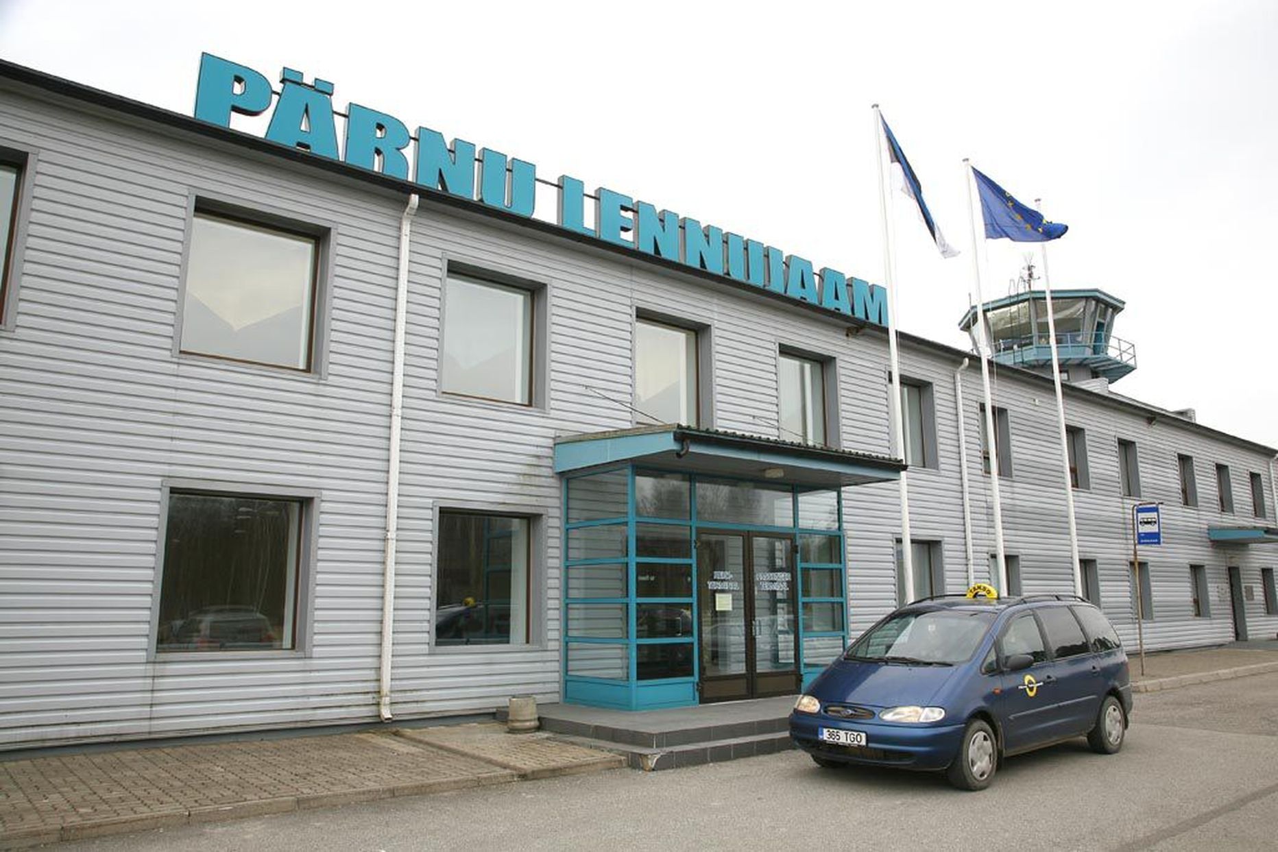 Pärnu lennujaama praegune reisiterminal ja jaamahoone.