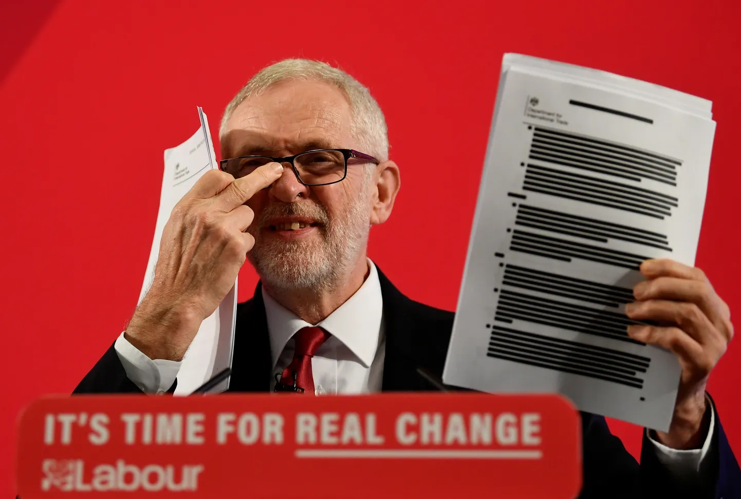 Jeremy Corbyn näitamas dokumente, mille kohaselt on Boris Johnsonil plaan NHS teha kaubandusleppe osaks.