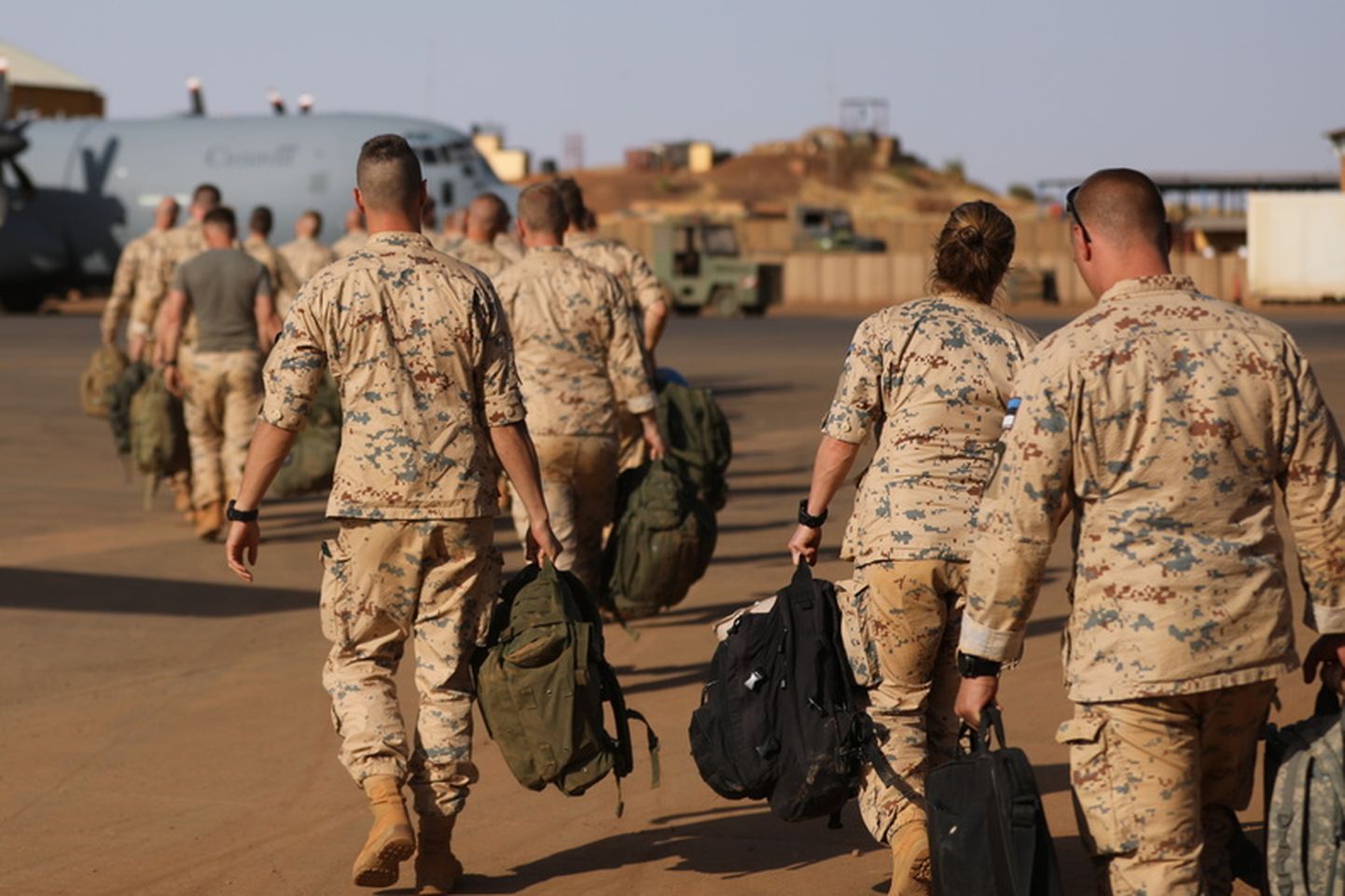 Lennukile suunduvad kaitseväelased Malis