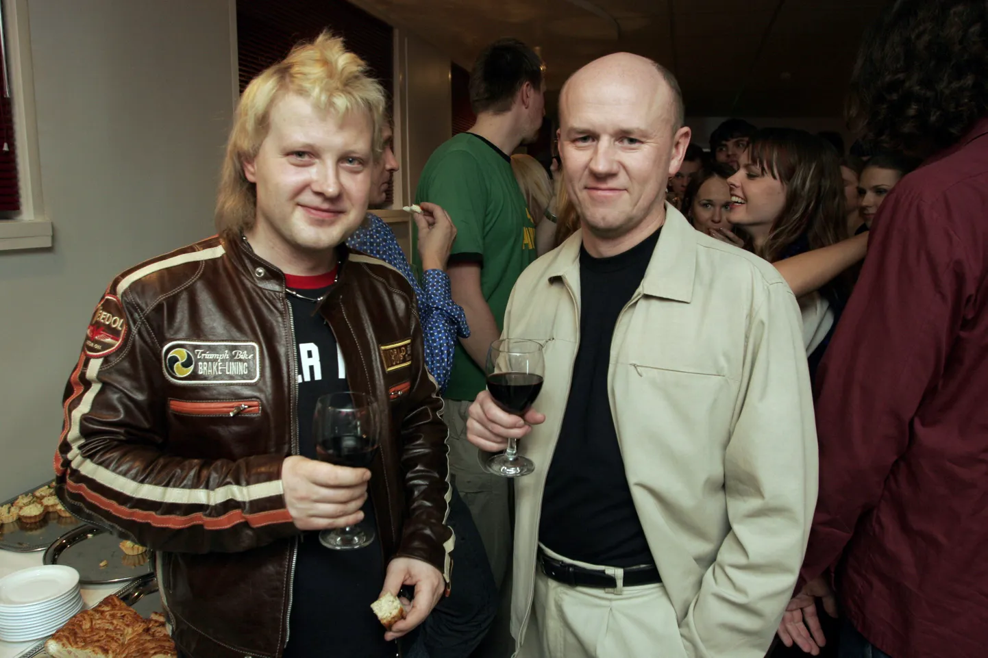 TLNPM02:EUROLAULU FINAALVÕISTLUS : TALLINN, EESTI,05FEB05-
ETV otsesaates valiti rahvahääletusega Eesti Eurolaul 2005. Selleks sai ansambel "SUNTRIBE" esituses SVEN LÕHMUSE lugu "Let`s Get Loud". Pildil SVEN LÕHMUS ja PRIIT PAJUSAAR
pl/ Foto PEETER LANGOVITS POSTIMEES