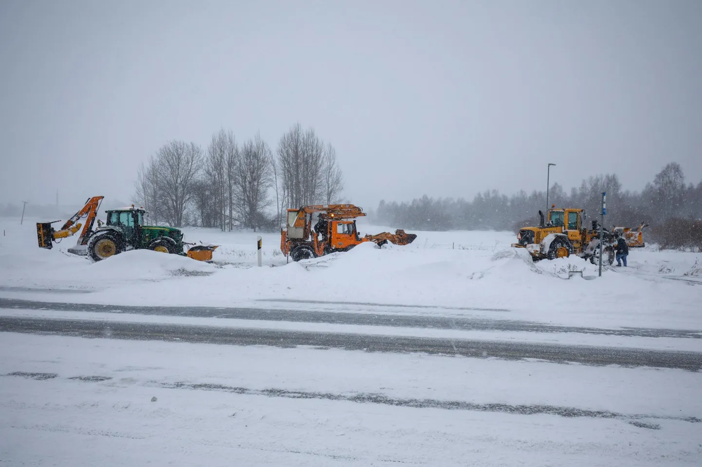 Kergliiklusteed puhastanud kollane traktor vajus kraavi ja selle sealt välja saamiseks oli vaja kahe masina abi.