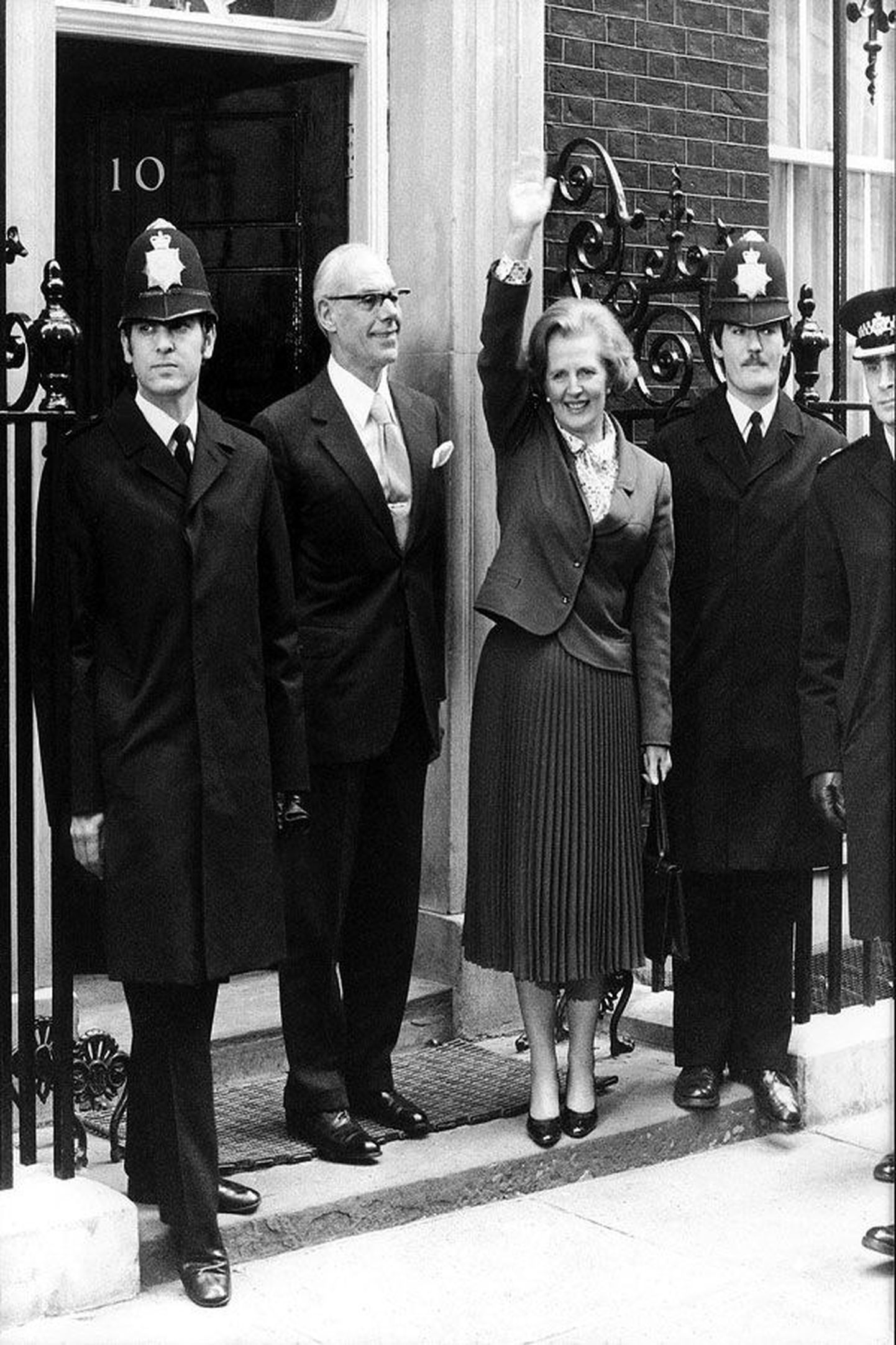 4 мая 1979 года. Премьер-министр Великобритании Маргарет Тэтчер возле своего офиса на Даунинг-стрит, 10 в Лондоне со своим супругом Дэнисом.