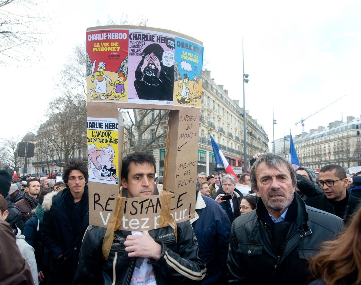 Meeleavaldus Pariisi Vabariigi väljakul.