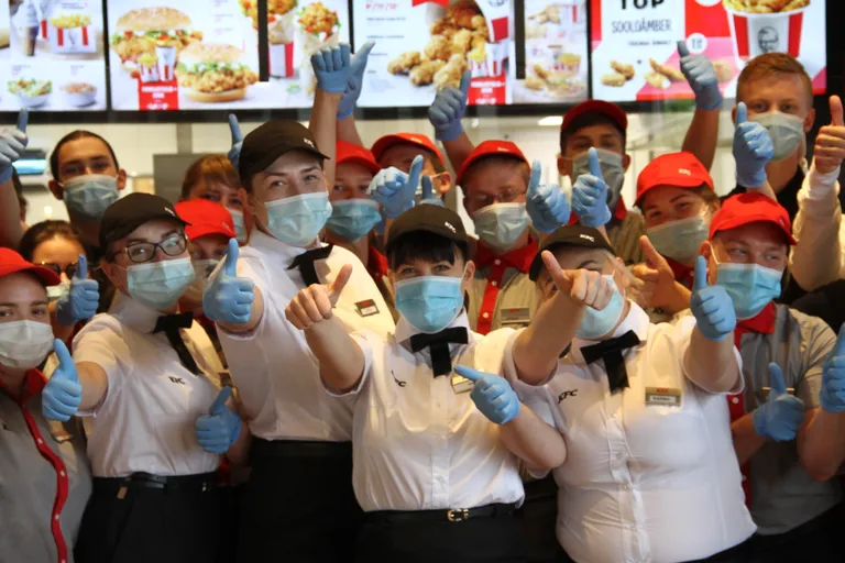 В Нарве открылся ресторан KFC. Очередь в него выстроилась еще за полчаса до открытия.