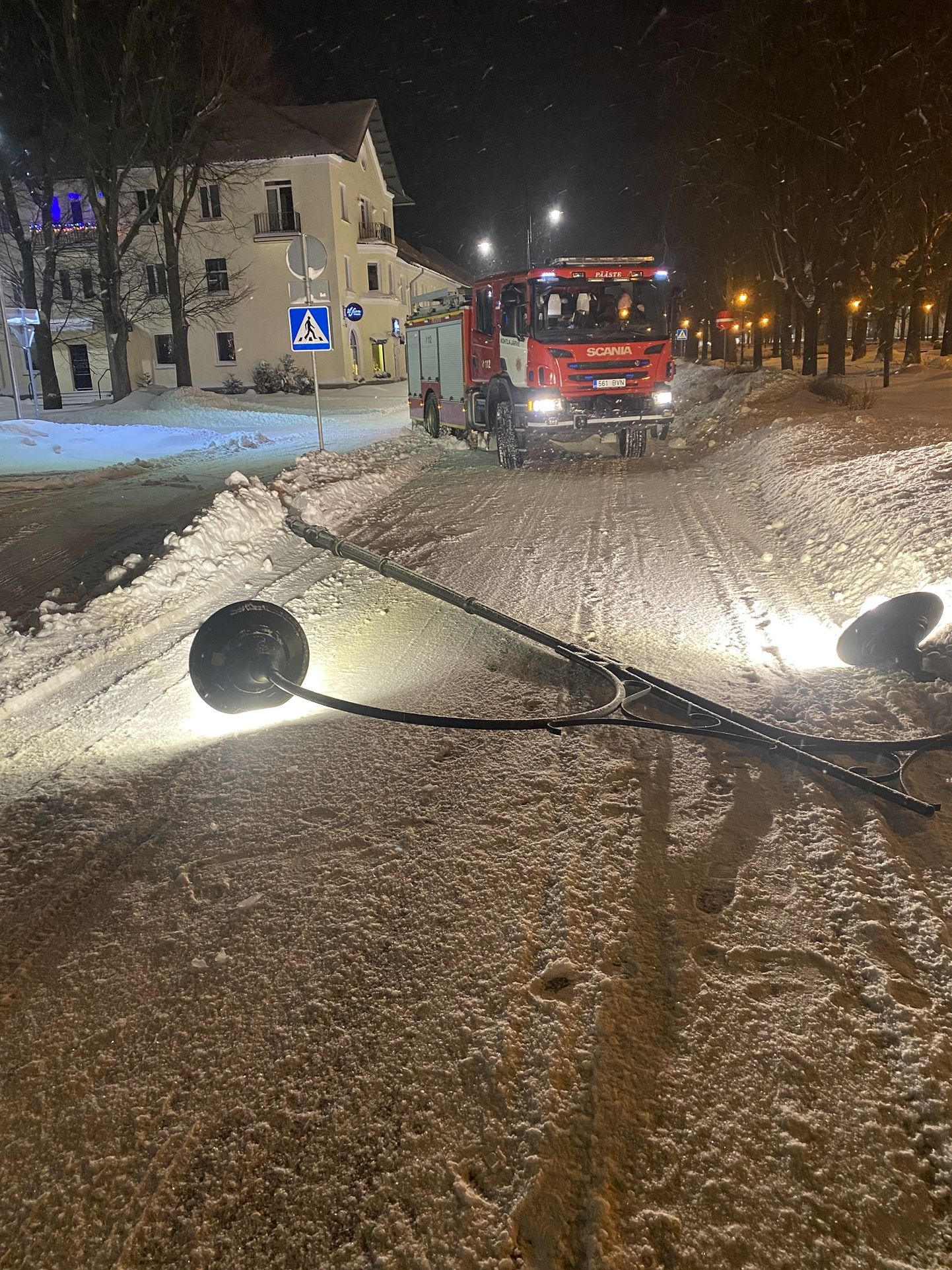 В ходе уборки снега в центре Кохтла-Ярве трактор сбил фонарный столб.