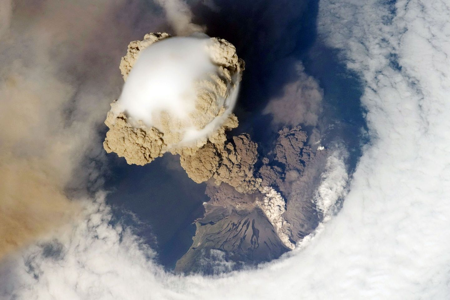 Vulkaanipurse Kuriili saarestikku kuuluval Matua saarel