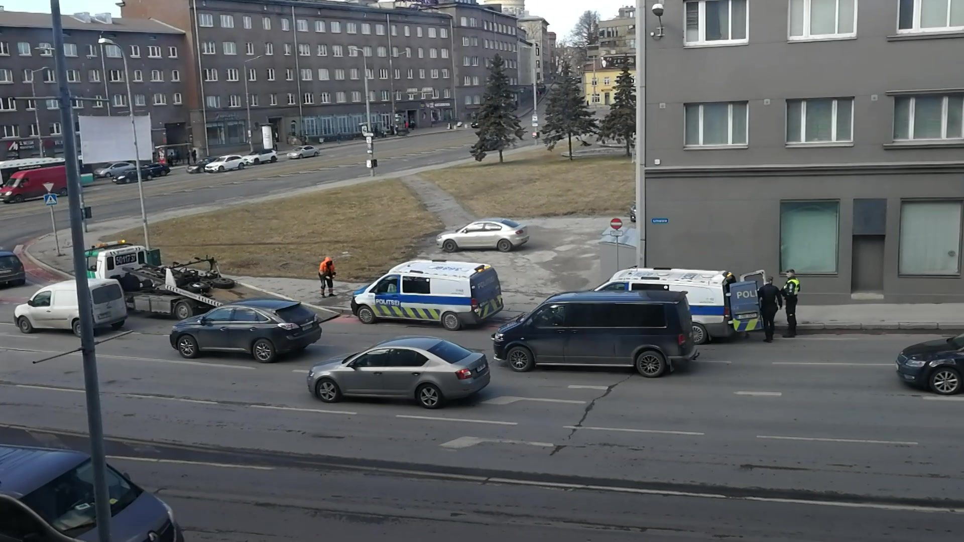 Наезд на бордюрный камень не позволил патрульной машине продолжить движение