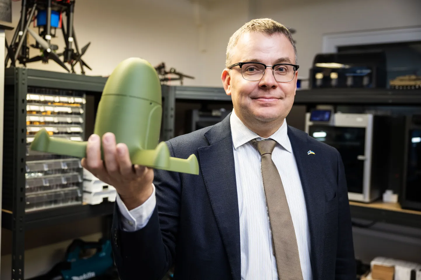 Defsecintel juht Jaanus Tamm ettevõtte laboris Tehnopolis, tema peos on uus droonihävitaja.