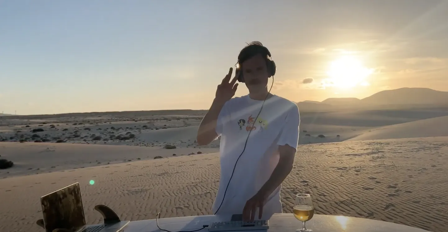 NOËPi EP esitus. Kuvatõmmis videost.