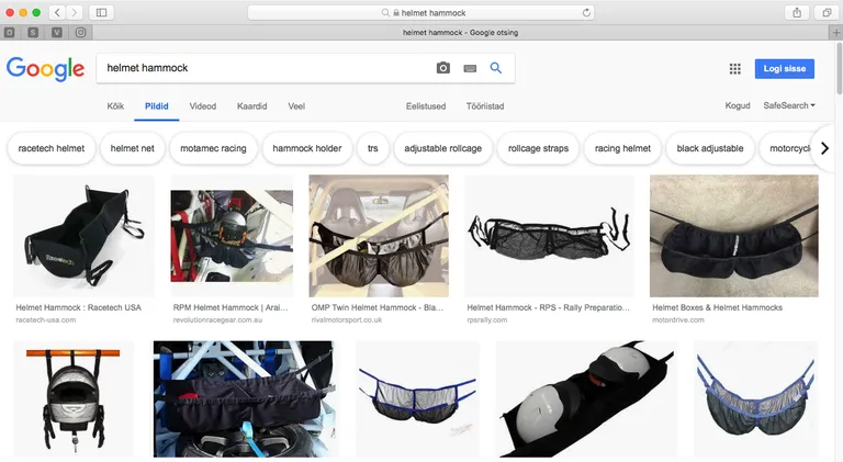 Mootorratta kiivri kotid, millega modell oma uusi rinnahoidjaid võrdles.