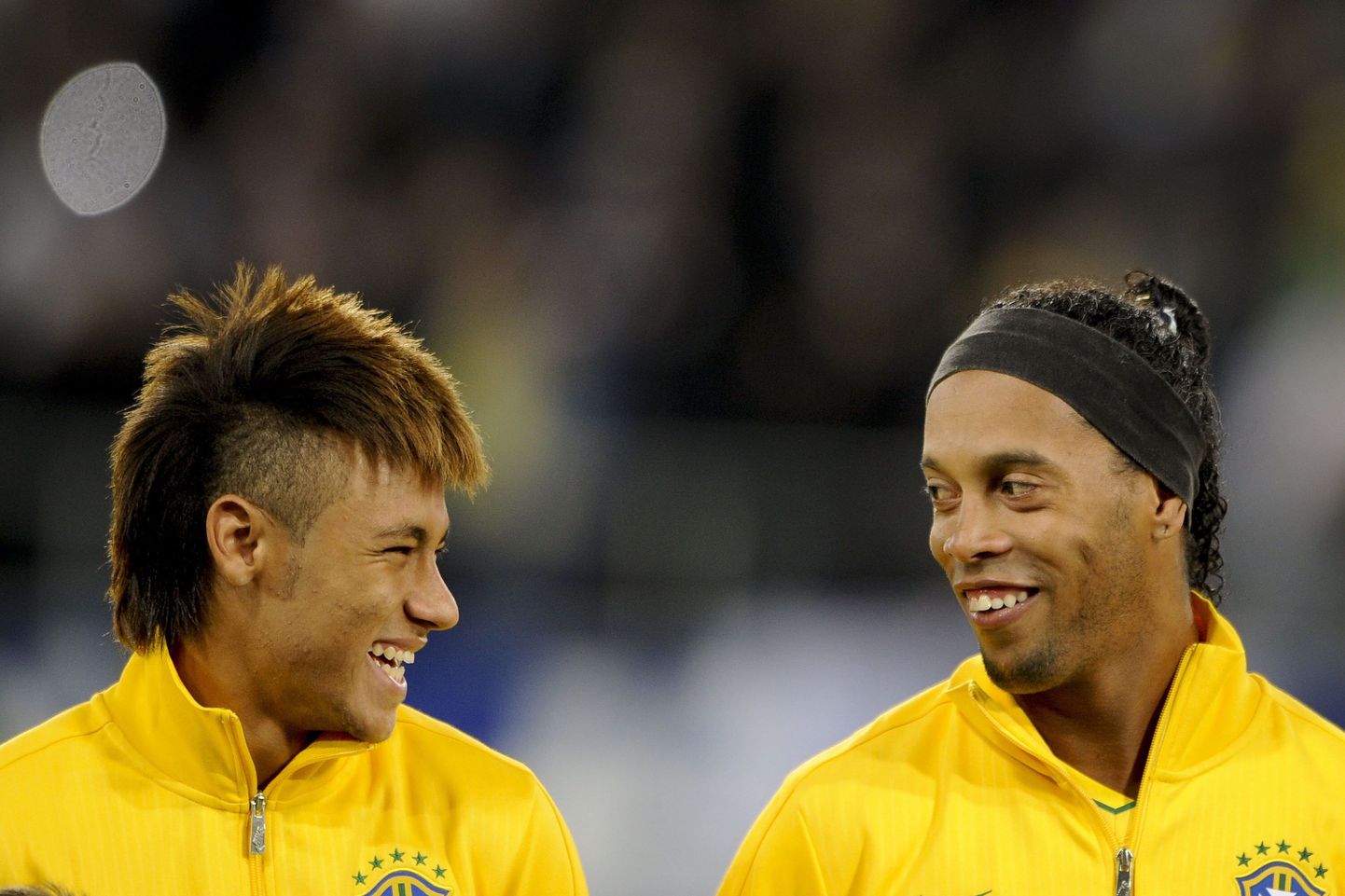 Brasiilia uue põlvkonna esindaja Neymar (vasakul) ja vanemast generatsioonist pärit Ronaldinho