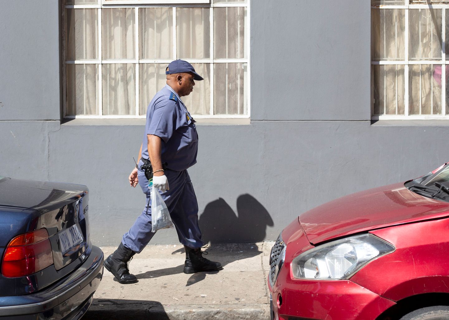 Lõuna-Aafrika politseinik tõendikotiga.