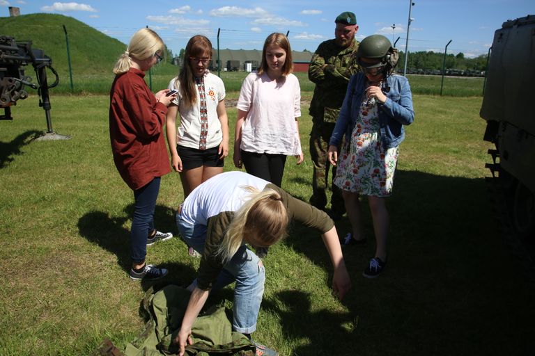 Sütevaka humanitaargümnaasiumi 11. klassi õpilased tutvuvad lahingumasinas kantava varustusega.