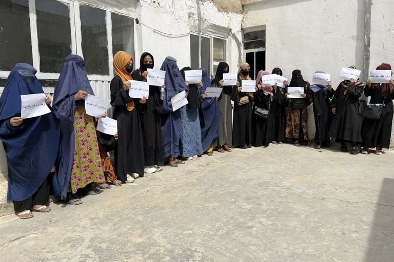 Sievietes Mazārešarīfā pieprasa tiesības uz izglītību. 2023.gada 26.jūnijs