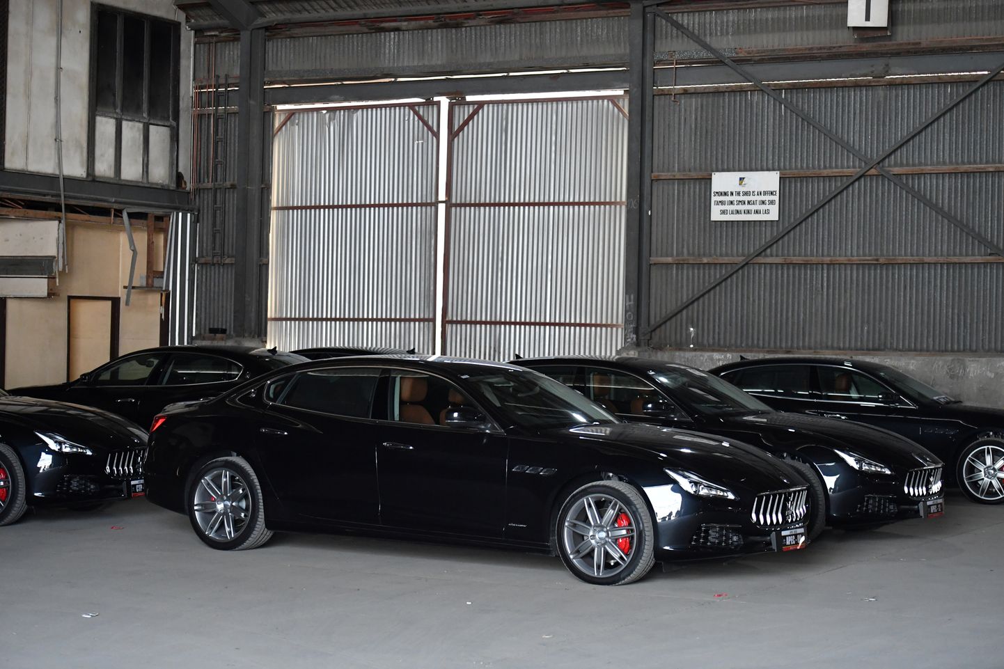 Maserati autopark Papua Uus-Guinea pealinna Port Moresby laoruumis.