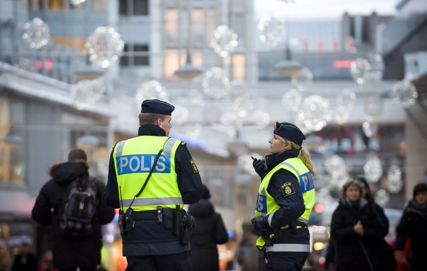 Politeinikud Stockholmis Drottninggatani kaubandustänava juures.