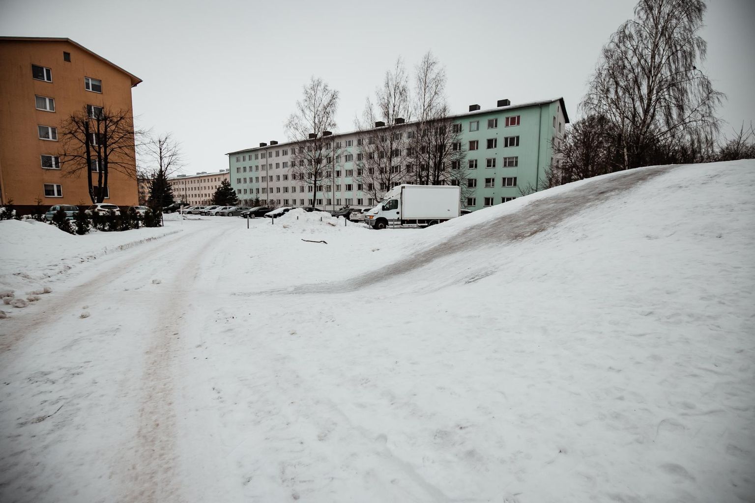 Ohtlik kelgumägi Pärnus Suur-Jõe tänava kandis.