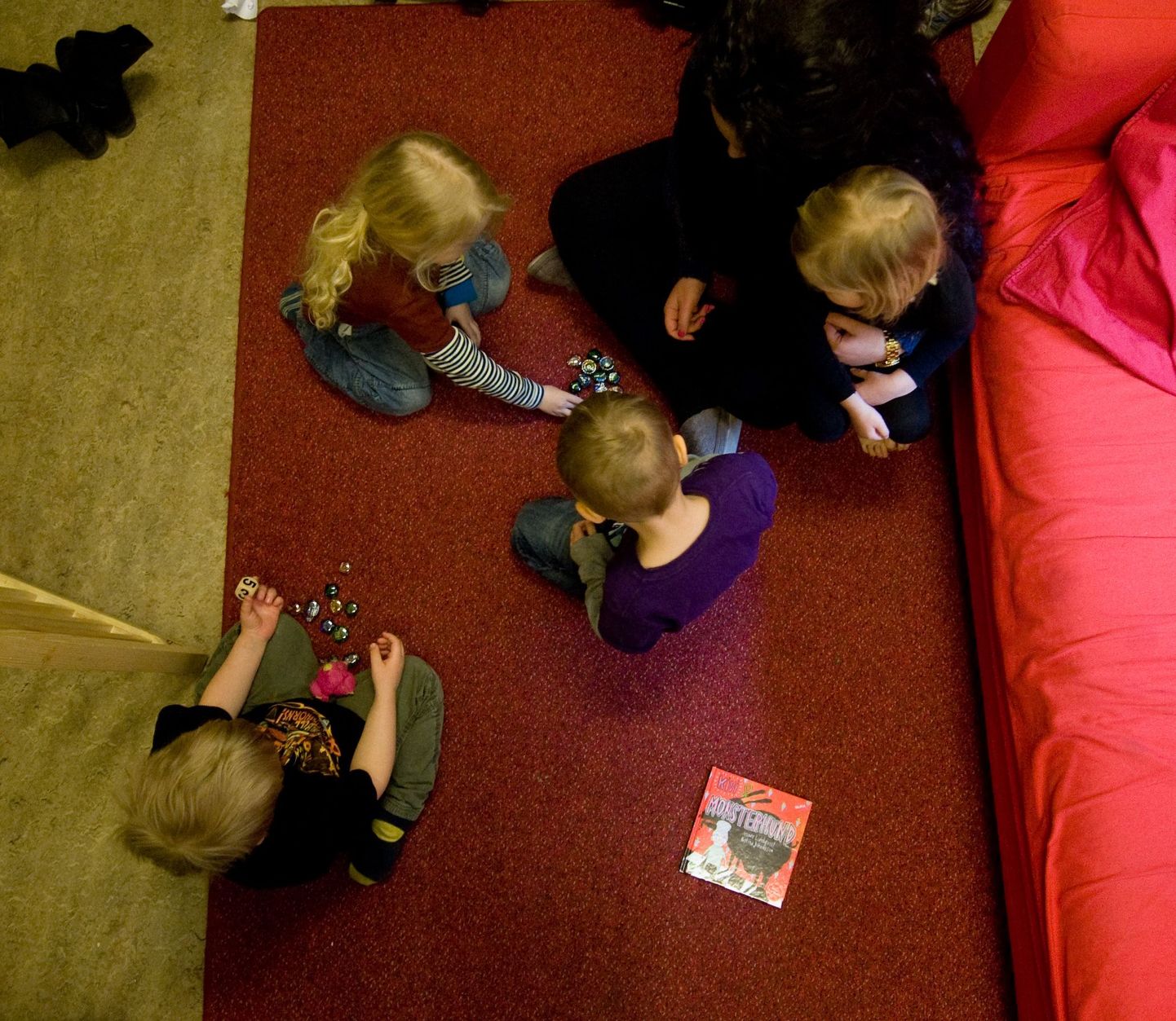 Nicolaigardens soo-neutraalne lasteaed Stockholmis. Põrandal on Jesper Lundqvisti sooneutraalne lasteraamat.