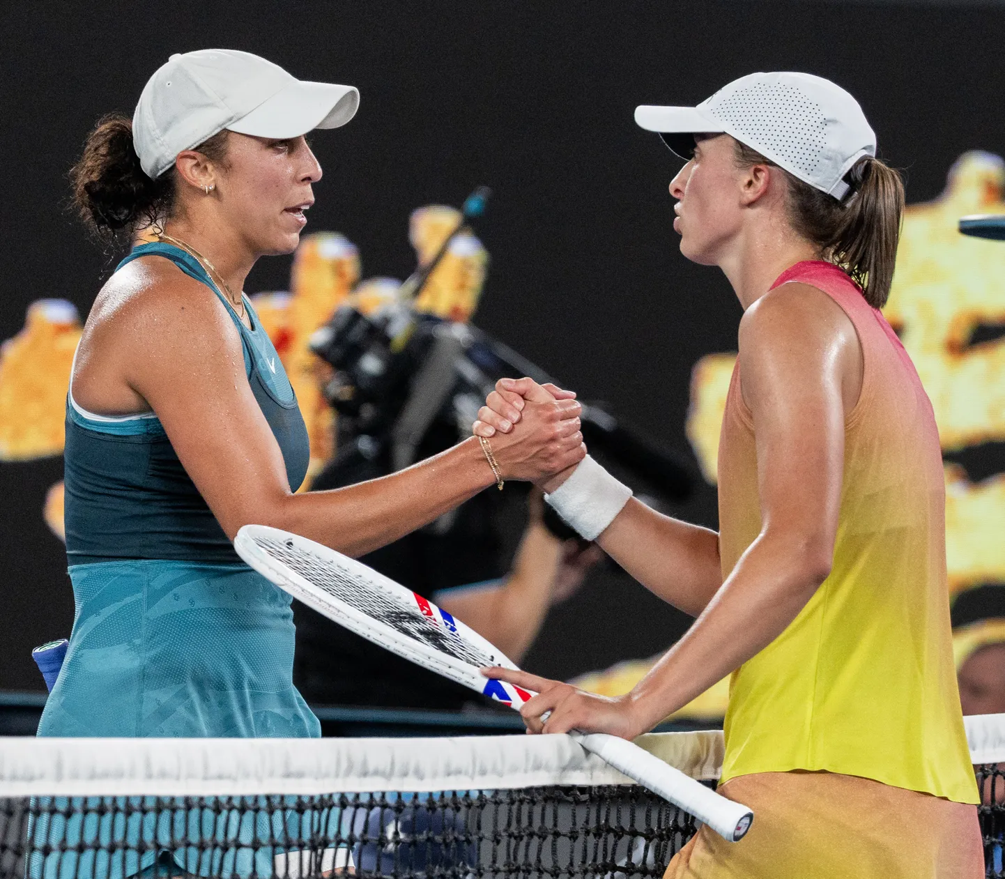 Madison Keys (vasakul) alistas Austraalia lahtiste pingelises poolfinaalis Iga Swiateki.