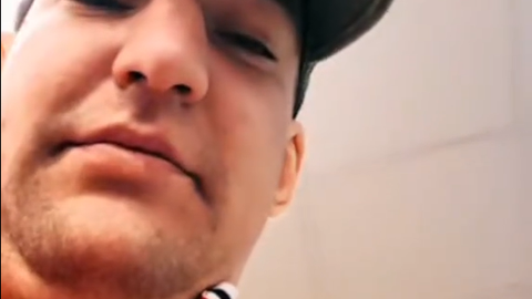 VIDEO ⟩ «Meil on miljon kaebust nendelt lollidelt, kes sind vaatavad!» Tiktokker Mihkel-Alex Hunt jäi poes märjukesest ilma